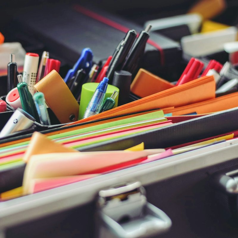 Estuche con bolígrafos, rotuladores y notas adhesivas de colores