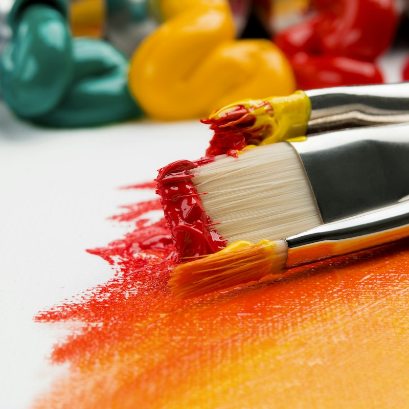 Pinceles y pinturas de colores para bellas artes